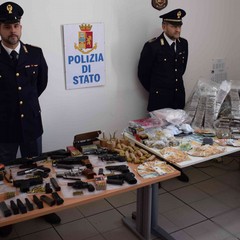La Polizia di Bitonto scopre arsenale di armi e droga. Tre arresti