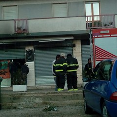 I pompieri davanti al luono dellincendio