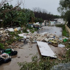 Rifiuti a gogò sulla Bitonto-Giovinazzo. È uno scempio senza fine