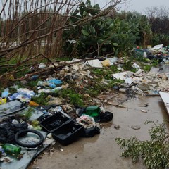 Rifiuti a gogò sulla Bitonto-Giovinazzo. È uno scempio senza fine