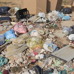 A Bitonto si scaricano mobili e poltrone: così nasce una discarica