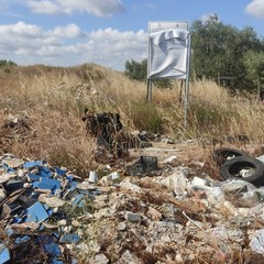 A Bitonto si scaricano mobili e poltrone: così nasce una discarica