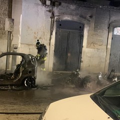 Inferno di fuoco a Bitonto: quattro auto incendiate in via De Ilderis