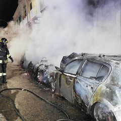 Inferno di fuoco a Bitonto: quattro auto incendiate in via De Ilderis