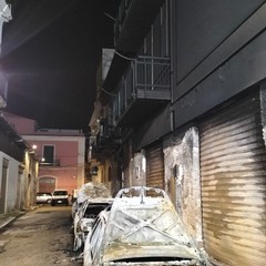 Inferno di fuoco a Bitonto: tre auto in fiamme in via Giotto, edifici evacuati
