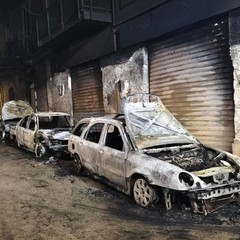 Inferno di fuoco a Bitonto: tre auto in fiamme in via Giotto, edifici evacuati