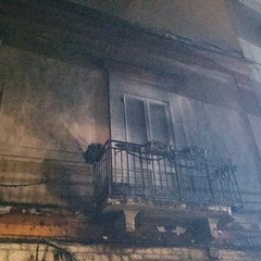 Inferno di fuoco a Bitonto: tre auto in fiamme in via Giotto, edifici evacuati