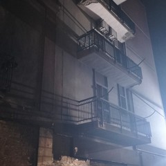 Inferno di fuoco a Bitonto: tre auto in fiamme in via Giotto, edifici evacuati