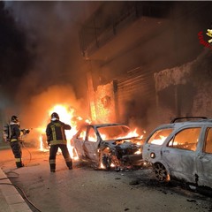 Inferno di fuoco a Bitonto: tre auto in fiamme in via Giotto, edifici evacuati