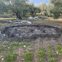 Un cratere in cui vengono incendiati i rifiuti tossici