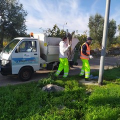 volontari in azione in via Traiana