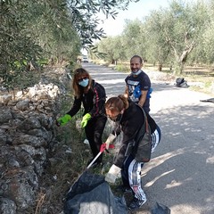 volontari in azione in via Traiana