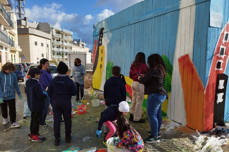 I ragazzi della SOUx a domicilio durante la realizzazione dell’intervento di rigenerazione urbana