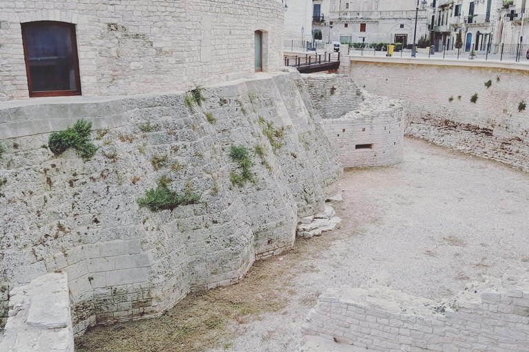 Il fossato del Torrione Angioino