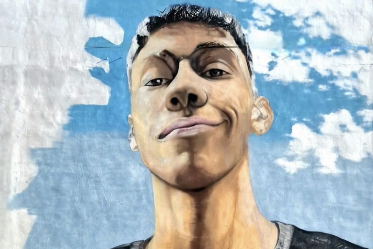 Il volto di Brahim immortalato in un murales