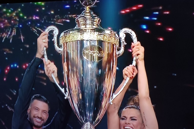 Bianca Guaccero e Giovanni Pernice vincono