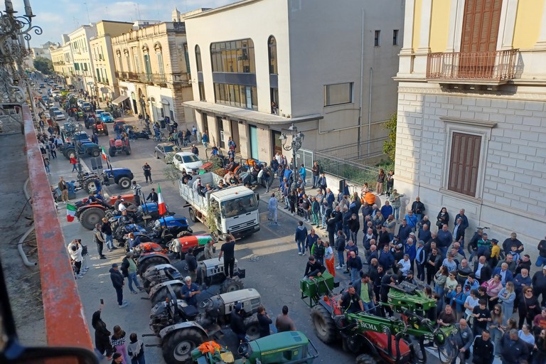 Trattori davanti a Palazzo Gentile. <span>Foto Gianluca Battista</span>