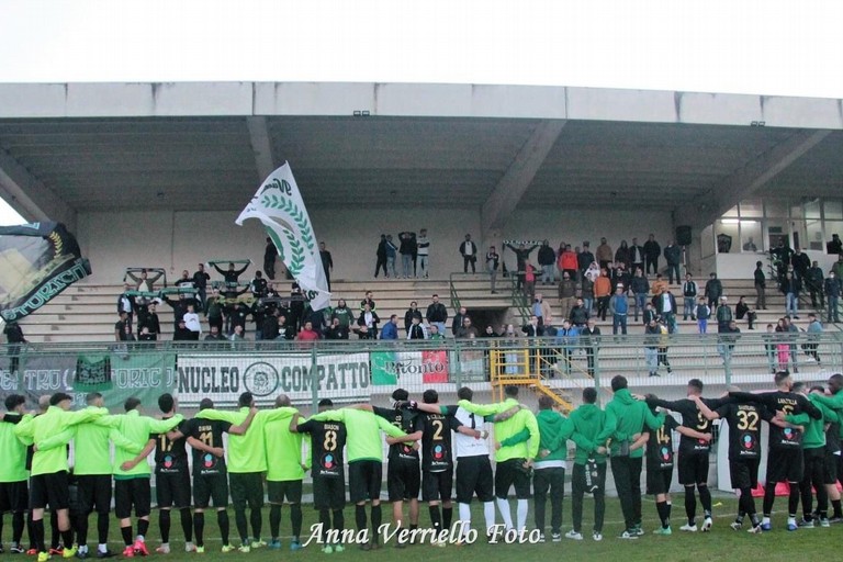 I giocatori del Bitonto festeggiano insieme ai tifosi. <span>Foto Anna Verriello</span>