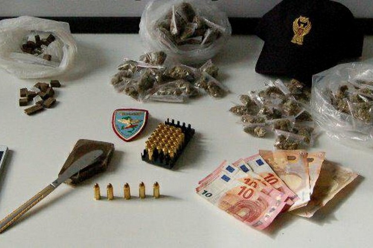 La droga e i proiettili sequestrati dalla Polizia di Stato