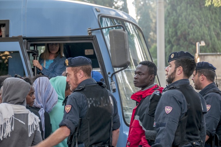 Sgombero a bitonto: immigrati irregolari in questura Portale immigrazione polizia di stato