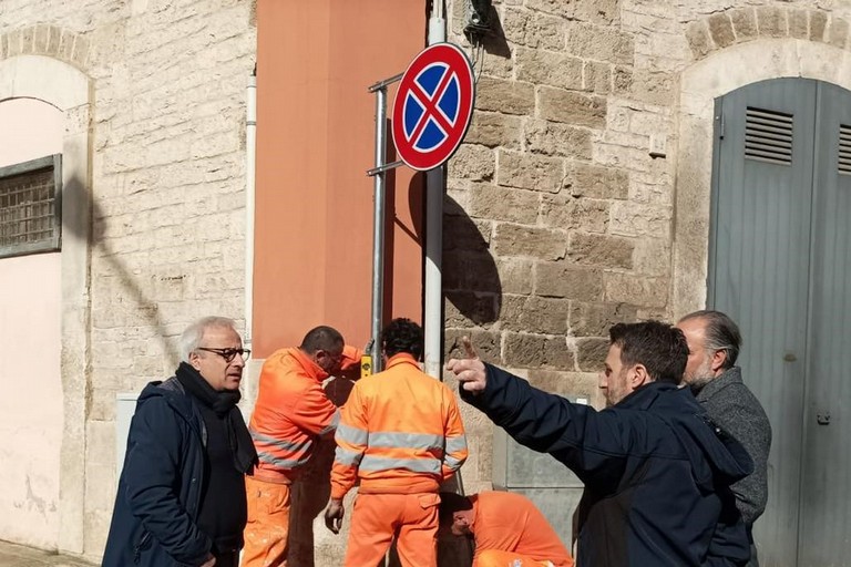 Nuova segnaletica verticale per riapertura via Solferino