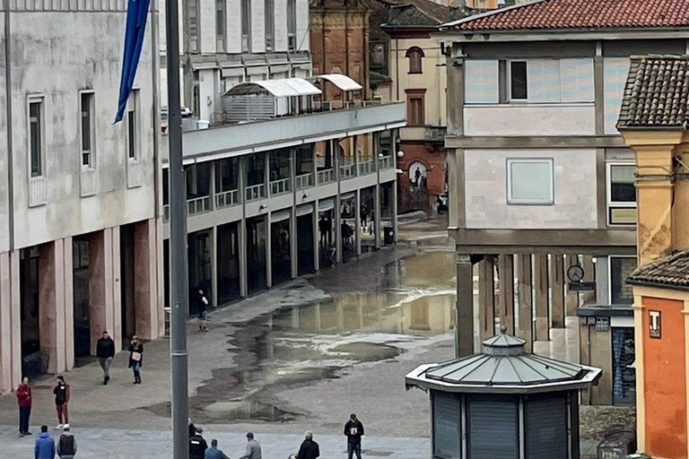 L'acqua arriva pian piano nella parte centrale di Lugo di Romagna