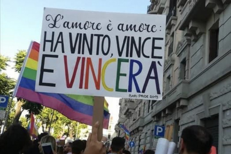 Un cartello mostrato nel Bari Pride