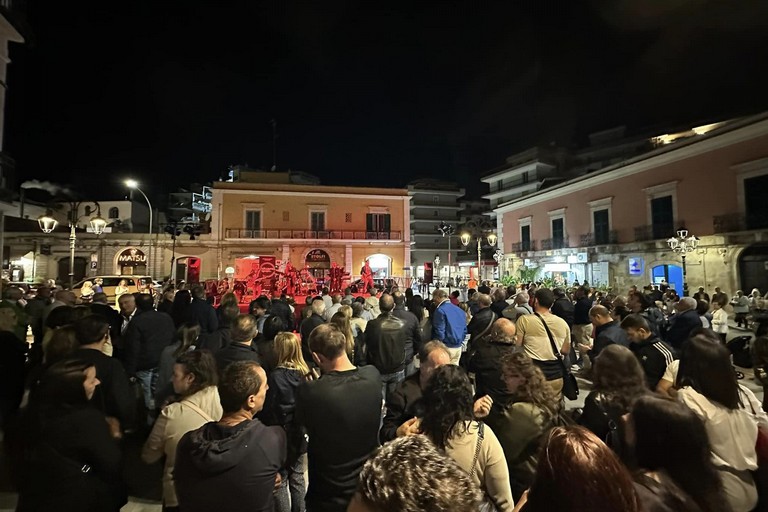 Piazza XX Settembre affollata