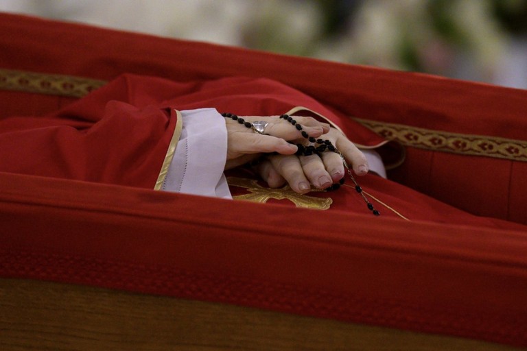 Il feretro del Santo Padre - particolare. <span>Foto Vatican News</span>
