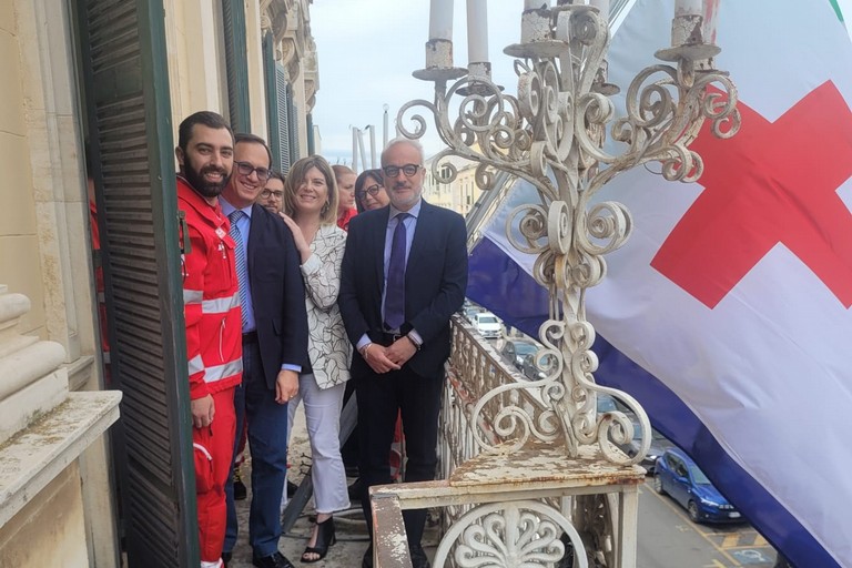 Bandiera Croce Rossa su palazzo Gentile