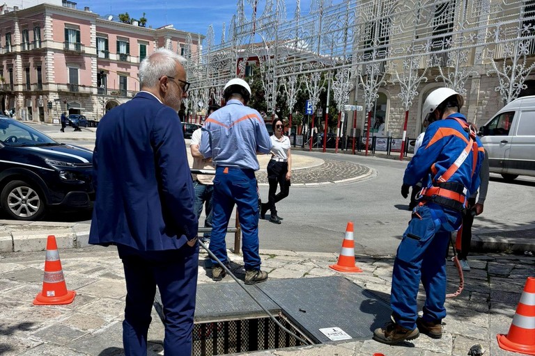 Tecnici Enel al lavoro col sindaco