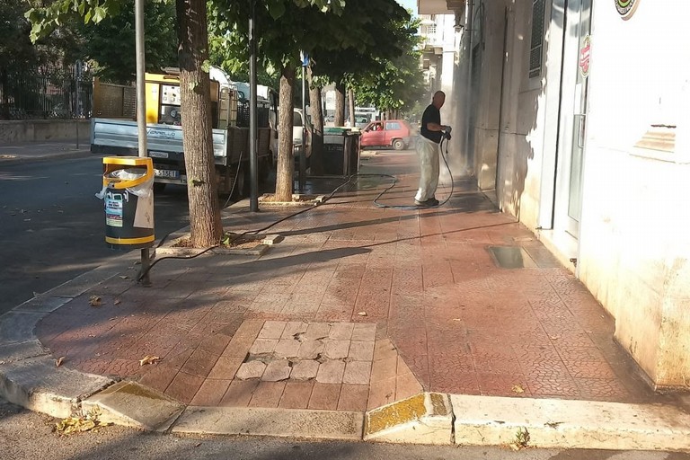Lavaggio strade. <span>Foto SANB </span>