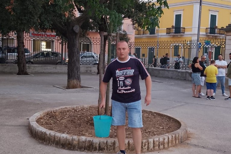 Marco innaffia le piante della Villa comunale