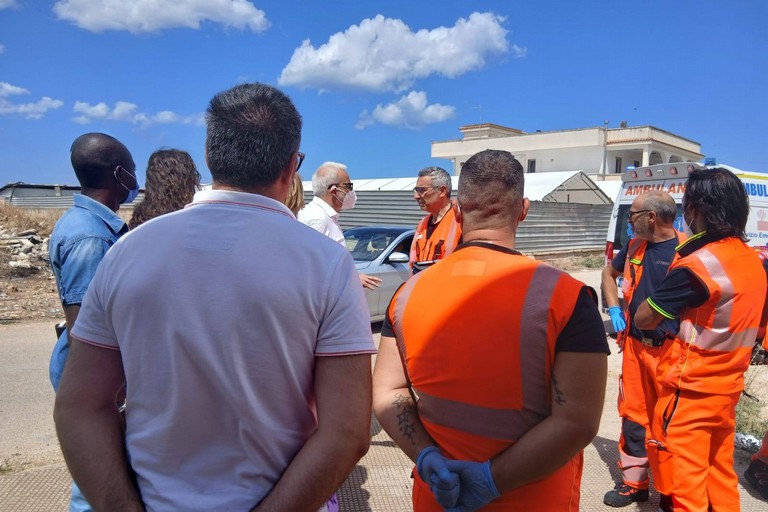 Sindaco Ricci e operatori sanitari del 118