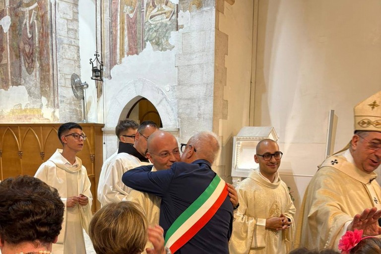 L'abbraccio tra sindaco e Fra Alessandro