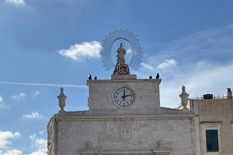 Corona di fiori alla Vergine Immacolata. <span>Foto Staff sindaco </span>