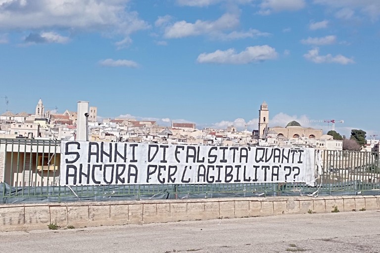 Striscione ultras sui lavori allo stadio 