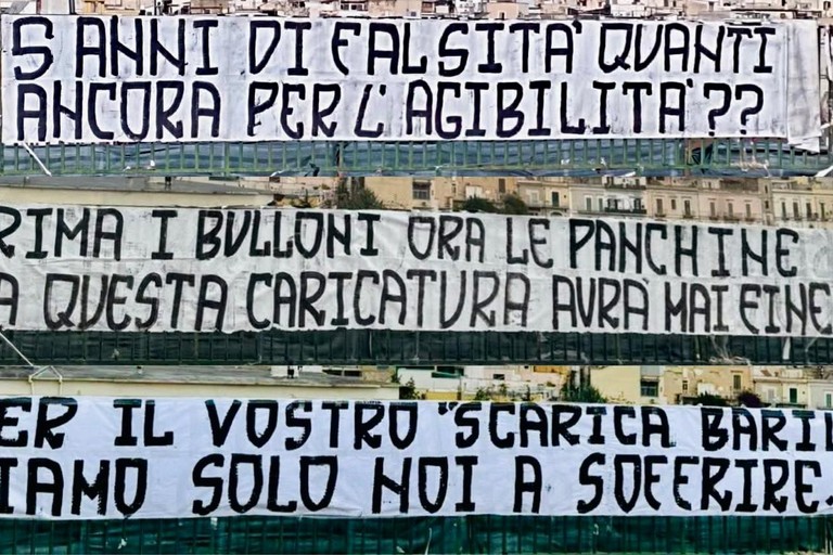 Striscioni tifosi per cantiere stadio