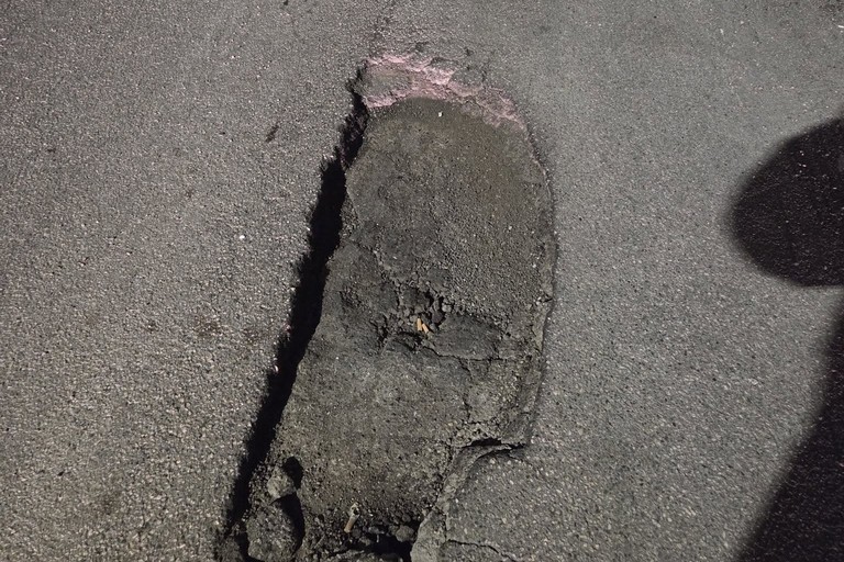 Buca stradale. <span>Foto P.G. </span>