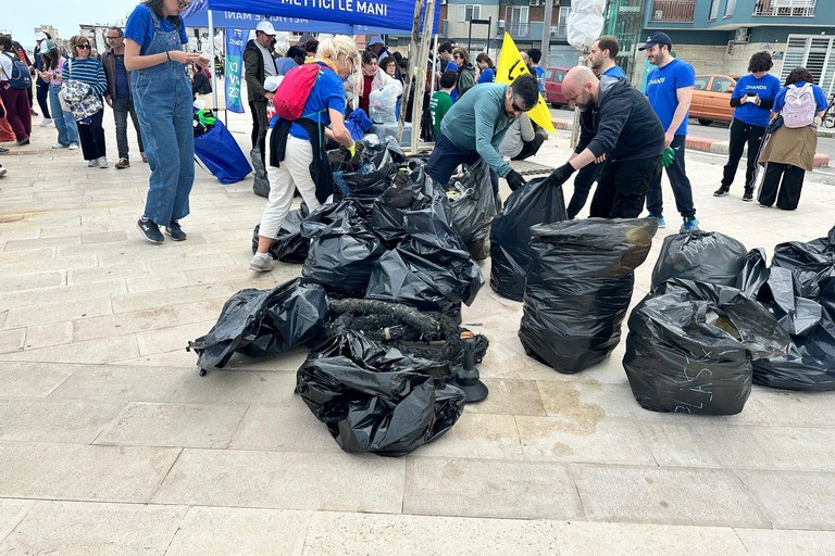 Pulizia litorale a Giovinazzo. <span>Foto Staff sindaco </span>