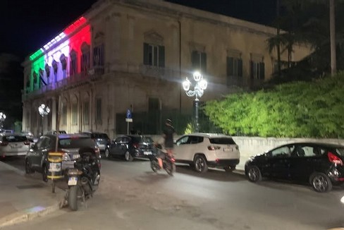 Monopattino che sfreccia su corso Vittorio Emanuele