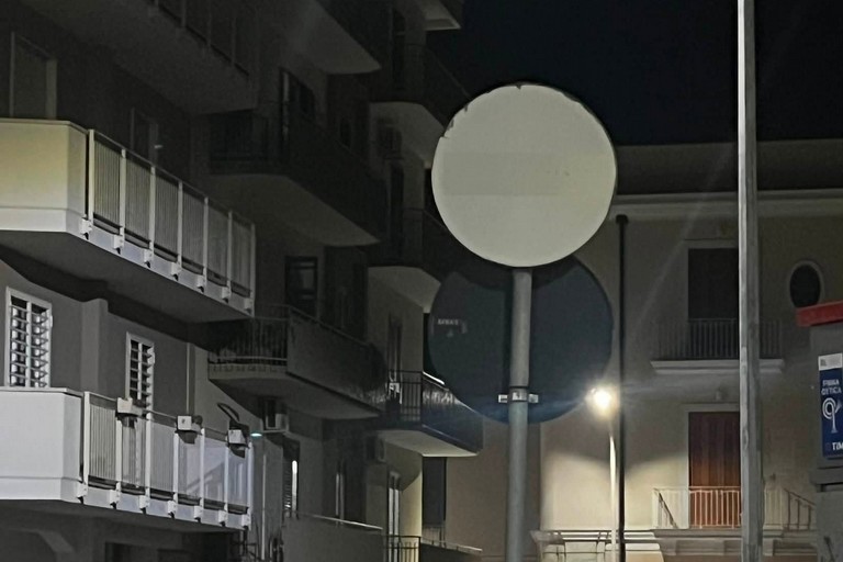 Divieto di accesso scolorito. <span>Foto A.A. </span>