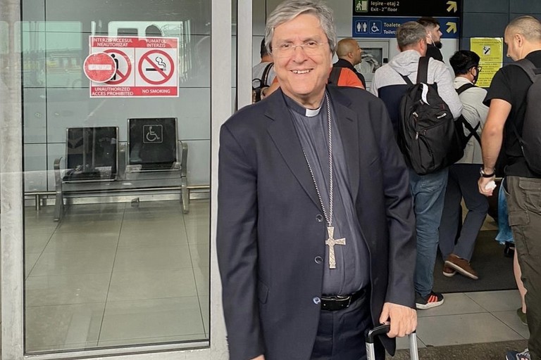 Mons. Francesco Savino all’aeroporto di