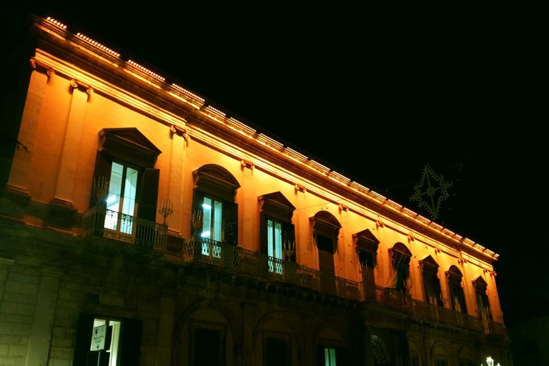 Palazzo Gentile illuminato di arancione