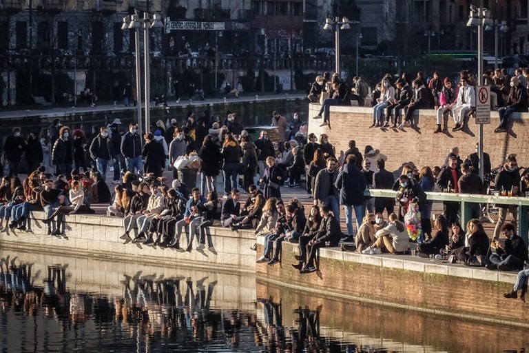 Assembramenti ai Navigli. <span>Foto open.online</span>