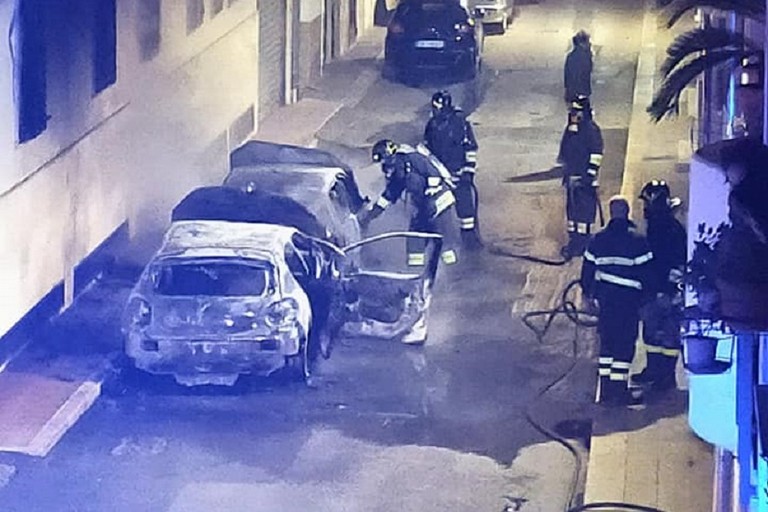 Auto in fiamme in via Manzoni