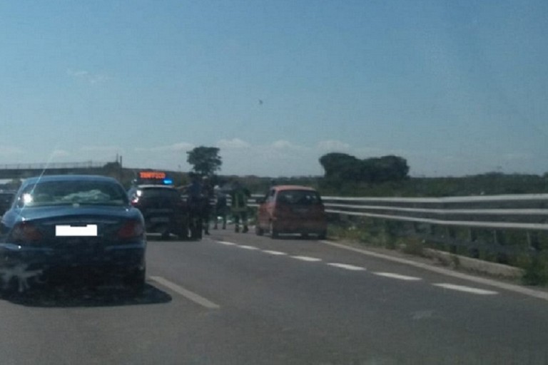 Auto in fiamme sulla statale