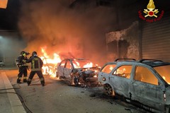 Inferno di fuoco a Bitonto: tre auto in fiamme in via Giotto, edifici evacuati