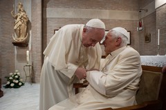 Si aggravano le condizioni di Ratzinger: l'Arcidiocesi di Bari-Bitonto in preghiera