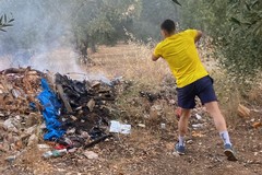 Due agenti di Polizia fuori servizio domano un principio di incendio in campagna
